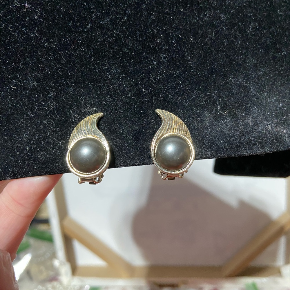 Vintage Silver Tone Textured Wave Clip On Earrings Gray Faux Tahitian Pearl